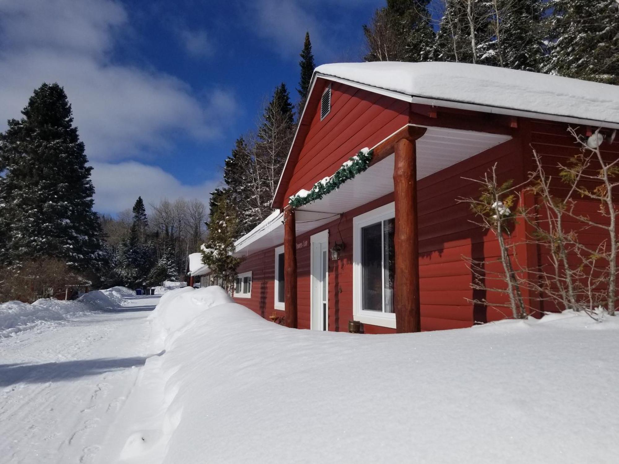 Kan-A-Mouche Pourvoirie Auberge Et Chalets Saint-Michel des Saints Exterior photo