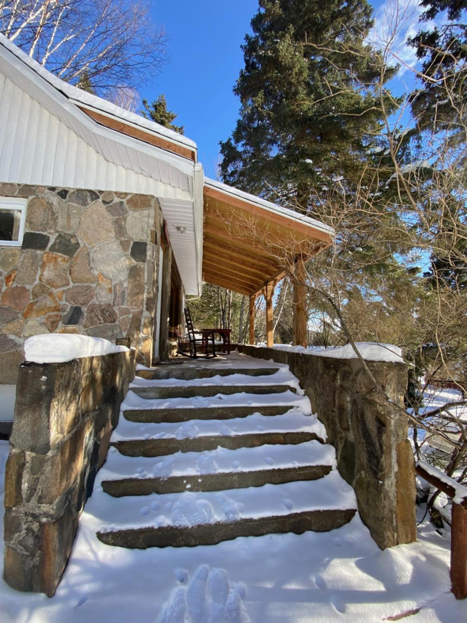 Kan-A-Mouche Pourvoirie Auberge Et Chalets Saint-Michel des Saints Exterior photo