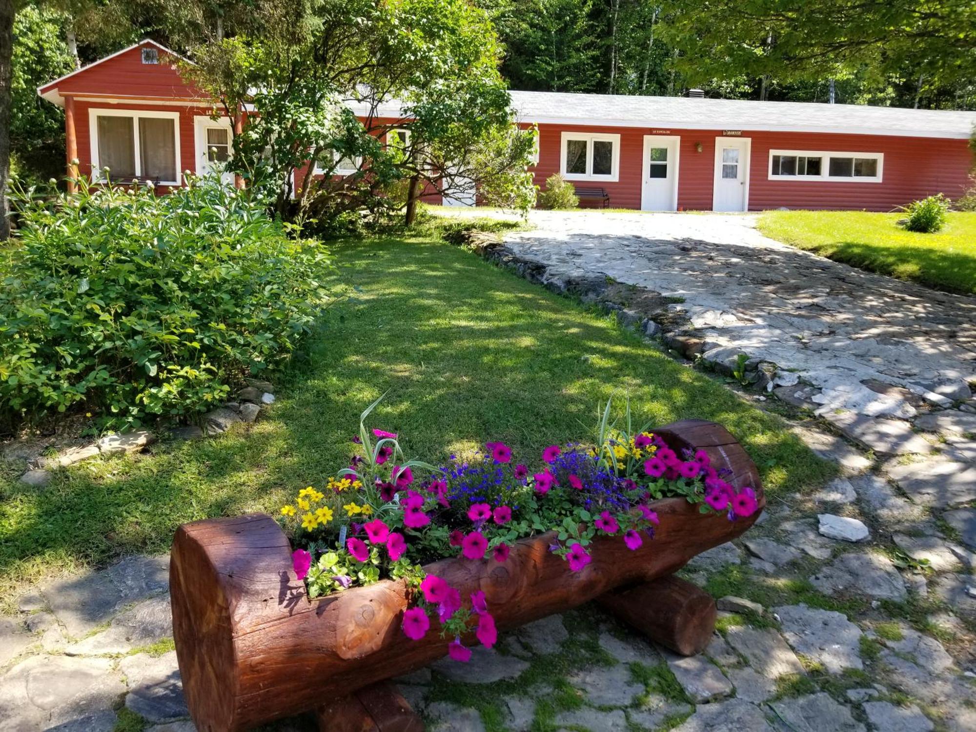 Kan-A-Mouche Pourvoirie Auberge Et Chalets Saint-Michel des Saints Exterior photo